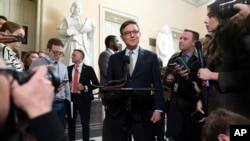 El presidente de la Cámara, Mike Johnson, habla con periodistas después de que la Cámara aprobara un proyecto de ley de financiación para evitar el cierre del gobierno, en el Capitolio de Washington, el 20 de diciembre de 2024. (AP/Jose Luis Magana).