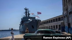 Un marinero cubano pasa junto al buque de la Armada rusa, Perekop, en la Bahía de La Habana, Cuba, el 11 de julio de 2023. AP Photo/Ramón Espinosa