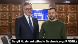 El presidente de RFE/RL, Stephen Capus, junto al presidente ucraniano, Volodymyr Zelenskyy, este 26 de febrero de 2024, en Kyiv, Ucrania.