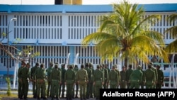 FOTO ARCHIVO. Guardias se preparan para tomar sus posiciones en la cárcel de máxima seguridad Combinado del Este, en La Habana. (Adalberto Roque/AFP)