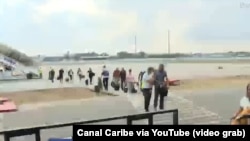 Pasajeros del vuelo 3923 de Southwest Airlines son evacuados tras la falla en los motores que obligó al piloto a aterrizar de emergencia en el aeropuerto José Martí de La Habana. (Captura de video/Canal Caribe vía YouTube)