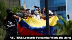 Manifestantes se reúnen para protestar contra los resultados electorales que otorgaron al presidente de Venezuela, Nicolás Maduro, un tercer mandato, en Caracas, Venezuela, el 30 de julio de 2024. REUTERS/Leonardo Fernández Viloria