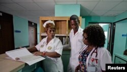 FOTO ARCHIVO. Un médico (derecha) habla con el personal del principal hospital de cardiología de La Habana, el 19 de octubre de 2012. REUTERS/Desmond Boylan 