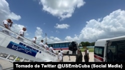 Un grupo de cubanos desciende del avión en un vuelo de deportación desde EEUU realizado en julio de 2023.