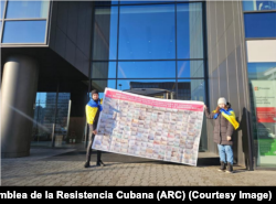 Ucranianos protestan frente a la embajada de Cuba en Varsovia. (Foto: Asamblea de la Resistencia Cubana)