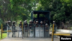 Miembros de la Guardia Nacional custodian la entrada a la cárcel de Los Llanos, en el estado de Portuguesa, Venezuela.