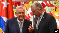 Manuel López Obrador y Miguel Díaz-Canel conversan en el Palacio de la Revolución, en La Habana. (Yamil Lage/Pool vía AP/Archivo)