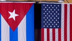 El presidente de EEUU Barack Obama en el foro empresarial Cuba- EEUU junto a la periodista Soledad O'Brien. (AP Photo/Desmond Boylan)