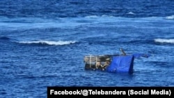 La embarcación que naufragó en la mañana del martes, 24 de enero, al norte de Cayo Cruz del Padre, Cárdenas, Matanzas. (Foto: Facebook/@Telebandera)