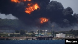 Incendio en la Base de Supertanqueros de la zona industrial de Matanzas, aún fuera de control. REUTERS/Alexandre Meneghini 