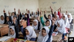 Niñas en la escuela en Kabul el 25 de marzo de 2023. (AP Photo/Ebrahim Noroozi, File).