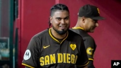 Luis Arraez, de los Padres de San Diego, sonríe en el dugout después de conectar un doblete contra los Diamondbacks de Arizona durante la sexta entrada de un partido de béisbol, el 29 de septiembre de 2024, en Phoenix. (Foto AP/Darryl Webb)