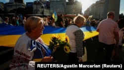 En las protestas de apoyo a Ucrania, los manifestantes han portado girasoles, como en esta, celebrada el 6 de marzo de 2022 en Buenos Aires.