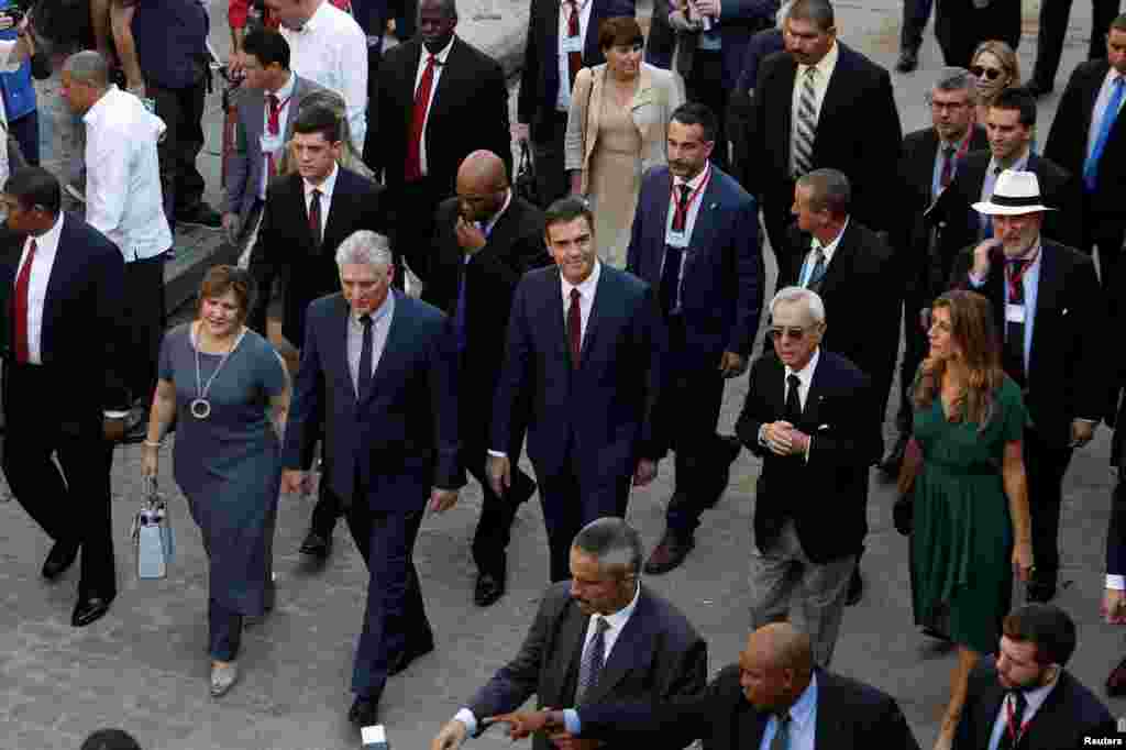 Manuel Anido Cuesta detrás de su madre en un recorrido con el primer ministro de España, Pedro Sánchez, su esposa Begoña Gómez y Eusebio Leal, el historiador oficial de La Habana el 23 de noviembre de 2018. REUTERS/Fernando Medina