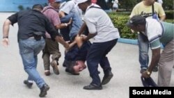 Agentes de la Seguridad del Estado detienen al periodista independiente cubano Lázaro Yuri Valle Roca. (Foto: Archivo/Facebook/Eralidis Frómeta)