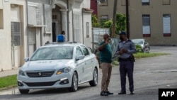 La policía custodia la entrada del Tribunal Municipal de Marianao, en La Habana. (Yamil LAGE/AFP)