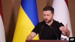 El presidente ucraniano, Volodymyr Zelenskyy, habla durante una conferencia de prensa el lunes 2 de septiembre de 2024. (Foto AP/Evgeniy Maloletka)