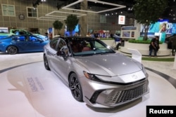 FOTO DE ARCHIVO: Un Toyota Camry se exhibe en el Salón del Automóvil de Los Ángeles en Los Ángeles, California, el 16 de noviembre de 2023. REUTERS/David Swanson/Foto de archivo