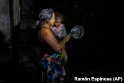 Residentes protestan durante un apagón golpeando cacerolas y sartenes en La Habana, el Cuba, el domingo 20 de octubre de 2024. (AP Foto/Ramón Espinosa)