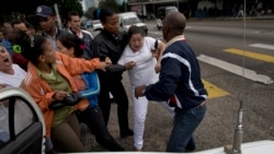 Algunas Damas de Blanco logran burlar la vigilancia policial