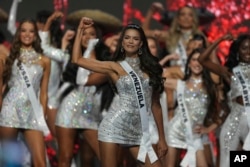 Al centro, Miss Venezuela, Ileana Márquez. (AP/Fernando Llano)