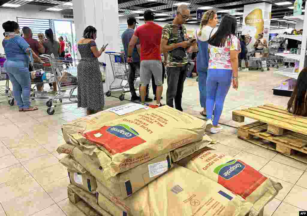 La fila para comprar en el supermercado de 3ra y 70, perteneciente a Tiendas Caribe de la corporación Cimex, y en el que los cubanos solo pueden pagar en dólares y con ciertas tarjetas.