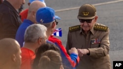 Raúl Castro saluda a otros dirigentes del régimen cubano durante una manifestación anti estadounidense en La Habana. (AP/Ramon Espinosa)