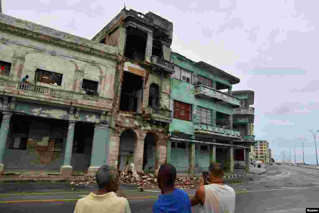 Un derrumbe en uno de los edificios del litoral habanero, pocas horas después del paso del huracán Rafael.