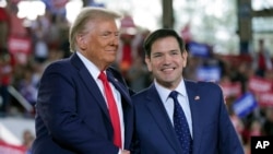 El candidato presidencial republicano Donald Trump saluda al senador Marco Rubio, republicano por Florida, durante un acto de campaña el 4 de noviembre de 2024 (Foto AP/Evan Vucci, Archivo)