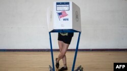 Ua ciudadana ejerce su derecho al voto durante las primarias demócratas en junio pasado, en New York. (Johannes EISELE/AFP-Archivo)