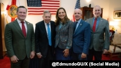 El líder opositor venezolano Edmundo González Urrutia (2do de izq. a der.) junto a los congresistas de EEUU Mike Waltz, María Elvira Salazar, Carlos A. Giménez y Mario Díaz-Balart. (Foto: @EdmundoGU/X)