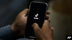 Un hombre abre la aplicación TikTok en su teléfono. (AP/Anjum Naveed, Archivo)