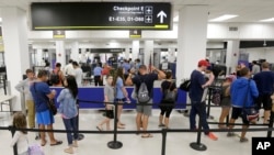 FOTO ARCHIVO. Un control de seguridad en el Aeropuerto Internacional de Miami. Más de 110.000 cubanos han ingresado por vía aérea en territorio estadounidense desde que el parole humanitario fue implementado en enero de 2023. (Foto AP/Alan Diaz)