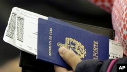 Pasaporte cubano / (AP Photo/Julio Cortez)