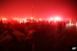 Los residentes de un centro para personas mayores son evacuados a medida que se acerca el incendio Eaton el martes 7 de enero de 2025 en Altadena, California (Foto AP/Ethan Swope)