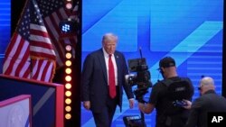 El candidato presidencial republicano, el expresidente Donald Trump, llega a un foro de Univision el miércoles 16 de octubre de 2024 en Doral, Florida (Foto AP/Alex Brandon)