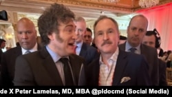 Peter Lamelas junto al presidente argentino Javier Milei en la gala del America First Policy Institute, en la residencia Mar-a-Lago de Donald Trump, el 14 de noviembre de 2024, en Palm Beach, Florida.