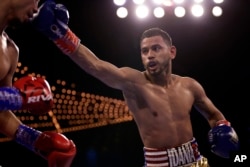 Robeisy Ramírez golpea a José Matías Romero en un combate de boxeo de peso pluma el sábado 29 de octubre de 2022, en Nueva York. (AP Foto/Adam Hunger)