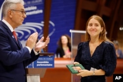 El premio, que reconoce el trabajo de la sociedad civil en defensa de los derechos humanos fue recibido en Estrasburgo por su hija, Ana Corina Sosa.