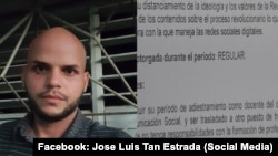 El profesor universitario de periodismo, Jose Luis Tan Estrada, cuando fue expulsado en noviembre de 2022 de la Universidad de Camagüey por sus publicaciones en redes sociales en contra del régimen. 