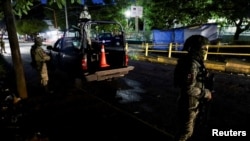 Soldados vigilan afuera de un hospital donde fueron trasladados migrantes heridos luego de un enfrentamiento en Tapachula, México, el 2 de octubre de 2024. REUTERS/Jose Torres