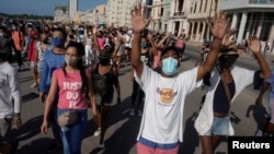 Cubanos gritan consignas contra el gobierno en La Habana, el 11 de julio de 2021. REUTERS/Alexandre Meneghini