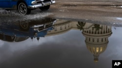 El Capitolio, sede del parlamento cubano, se refleja en un charco de agua en medio de un apagón en La Habana, en octubre pasado. (AP/Ramon Espinosa /Archivo)