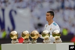 Cristiano Ronaldo posa con los cinco Balones de Oro que ha ganado, en una foto tomada el 9 de diciembre del 2017. (AP Foto/Francisco Seco)