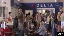 Pasajeros de Delta en el aeropuerto de La Habana. (Adalberto Roque/AFP/Archivo)