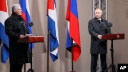 Díaz-Canel y Putin participan en la ceremonia de inauguración de un monumento al fallecido dictador cubano Fidel Castro en Moscú, el 22 de noviembre de 2022.