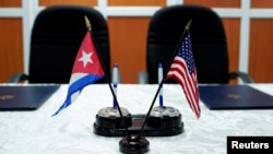 Banderas de EEUU y Cuba durante la firma de un acuerdo entre el puerto de Cleveland y las autoridades marítimas de la isla en 2017. (REUTERS/Alexandre Meneghini/Archivo)