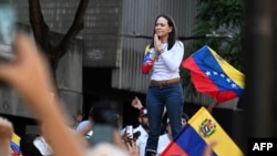 La líder opositora venezolana, María Corina Machado, hace un gesto durante una protesta convocada por la oposición en vísperas de la toma de posesión presidencial, en Caracas, el 9 de enero de 2025. (AFP/Juan Barreto).