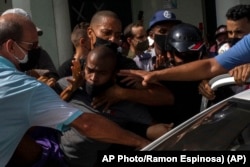 La policía detiene a un manifestante en La Habana, Cuba, el 11 de julio de 2021.