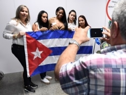 Un grupo de doctores cubanos del programa Más Médicos arriba al aeropuerto de Brasilia antes de embarcarse en viaje hacia Cuba. Archivo, nov. 2012. Foto: EVARISTO SA / AFP.